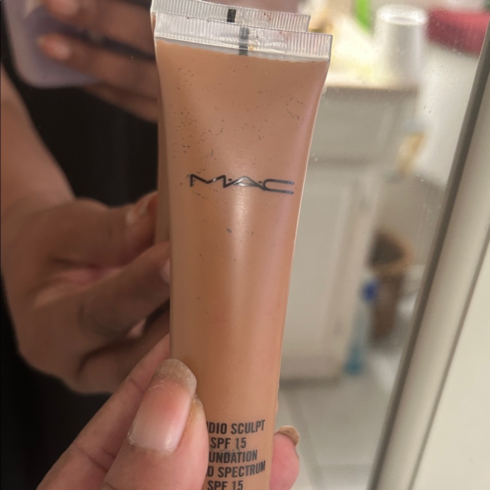 “SEND UR BEST OFFER MAC” StudioNW43 Sculpt Foundation - Neutral BeigeTan Shade